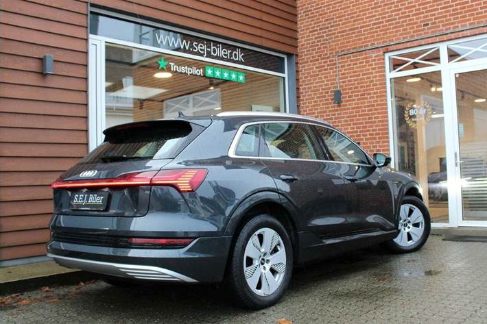 Grå Audi e-tron fra 2022