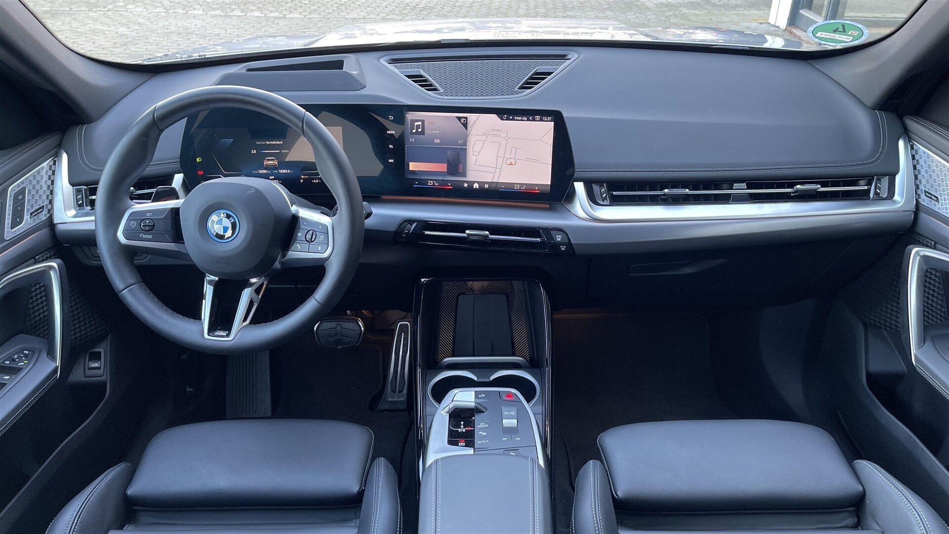 Sølv BMW iX1 fra 2025