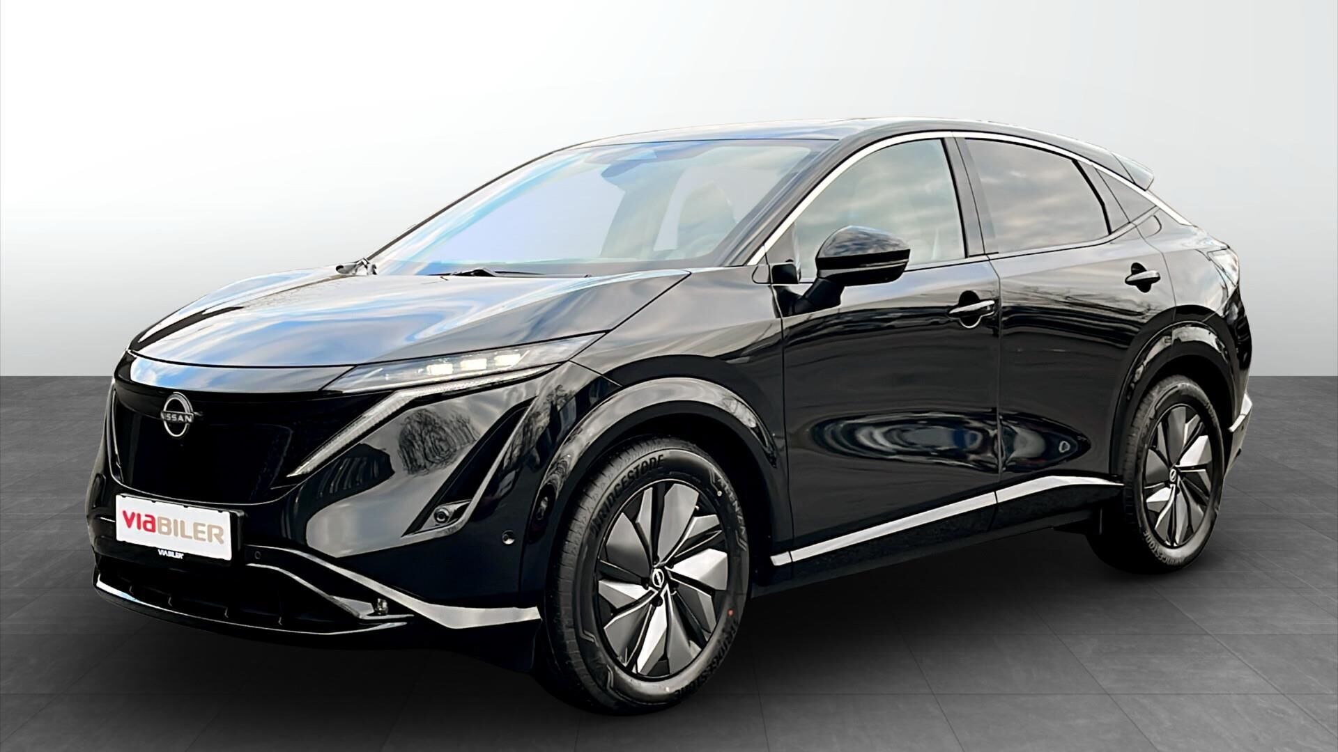 Sort Nissan Ariya fra 2025 set udefra