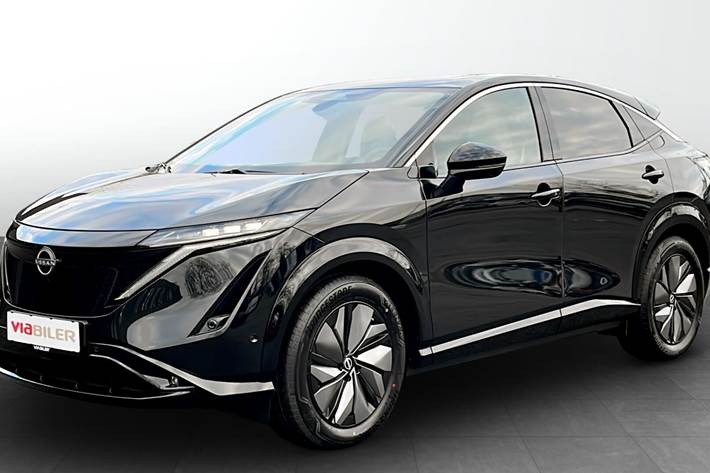 Sort Nissan Ariya fra 2025 set udefra