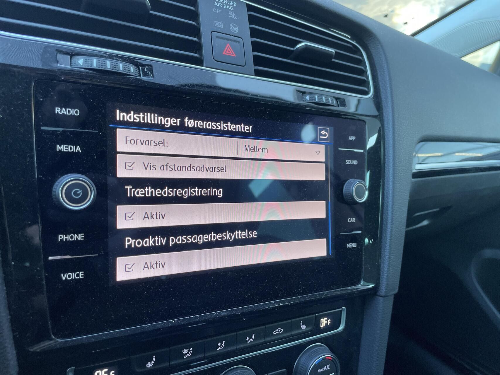 Grå VW Golf fra 2020