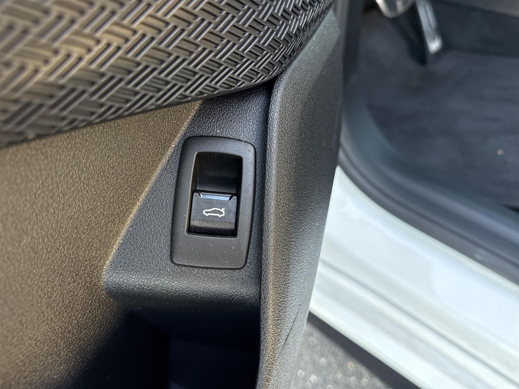 Hvid BMW iX1 fra 2025