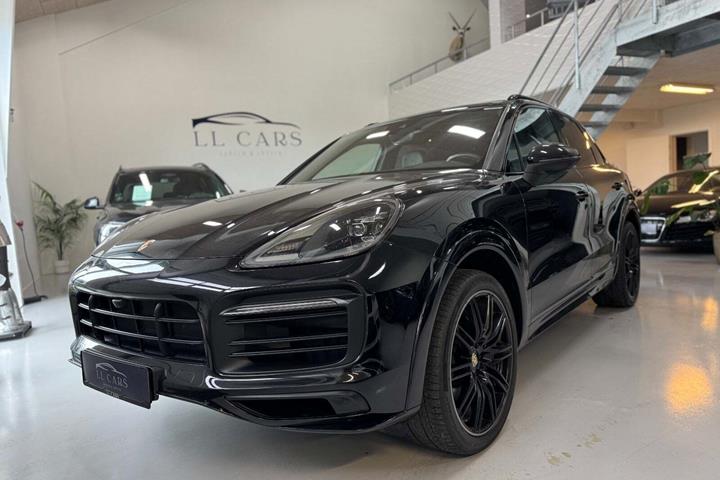 Grå Porsche Cayenne S fra 2019 set udefra