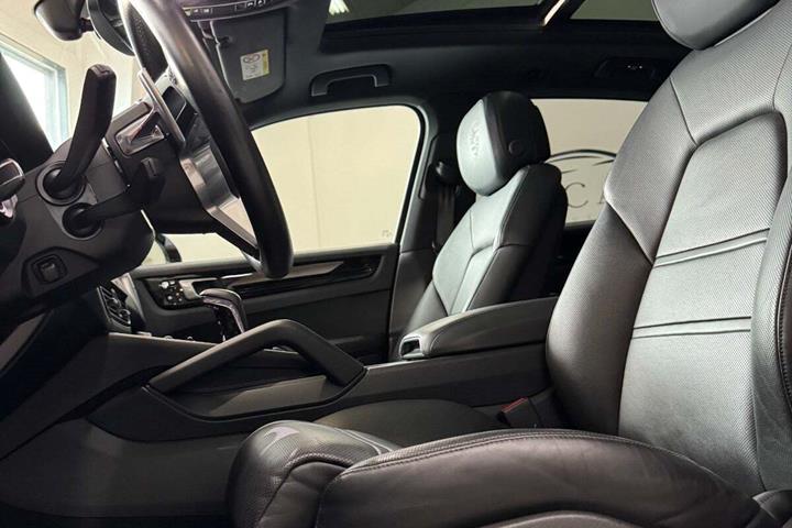 Grå Porsche Cayenne S fra 2019
