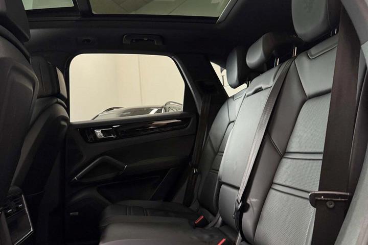 Grå Porsche Cayenne S fra 2019