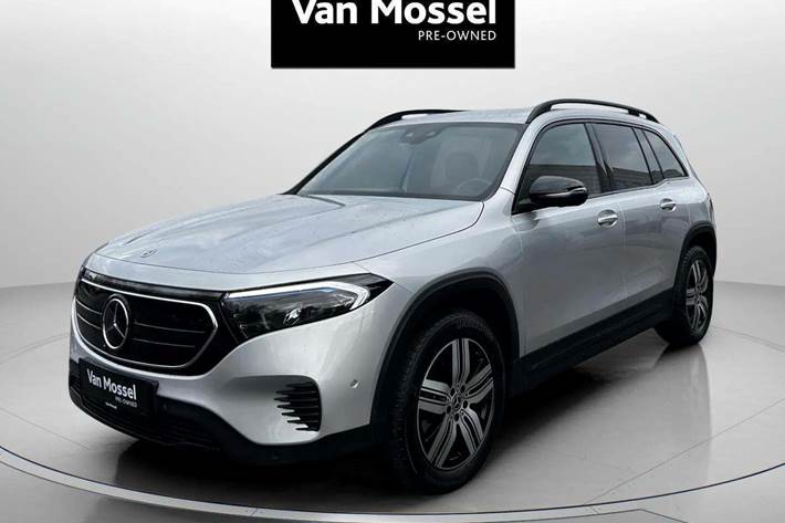 Sølv Mercedes EQB250 fra 2023 set udefra