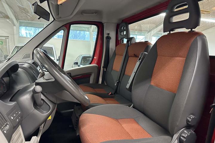 Rød Fiat Ducato 33 fra 2008