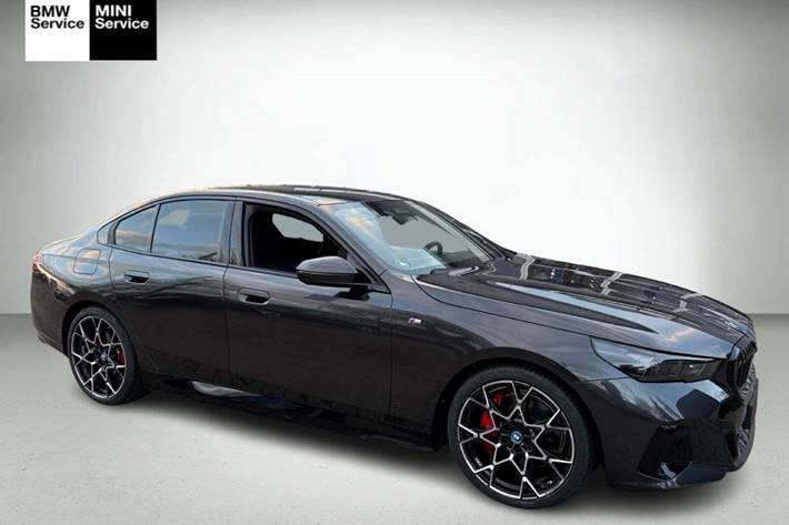 Grå BMW i5 fra 2025 set udefra