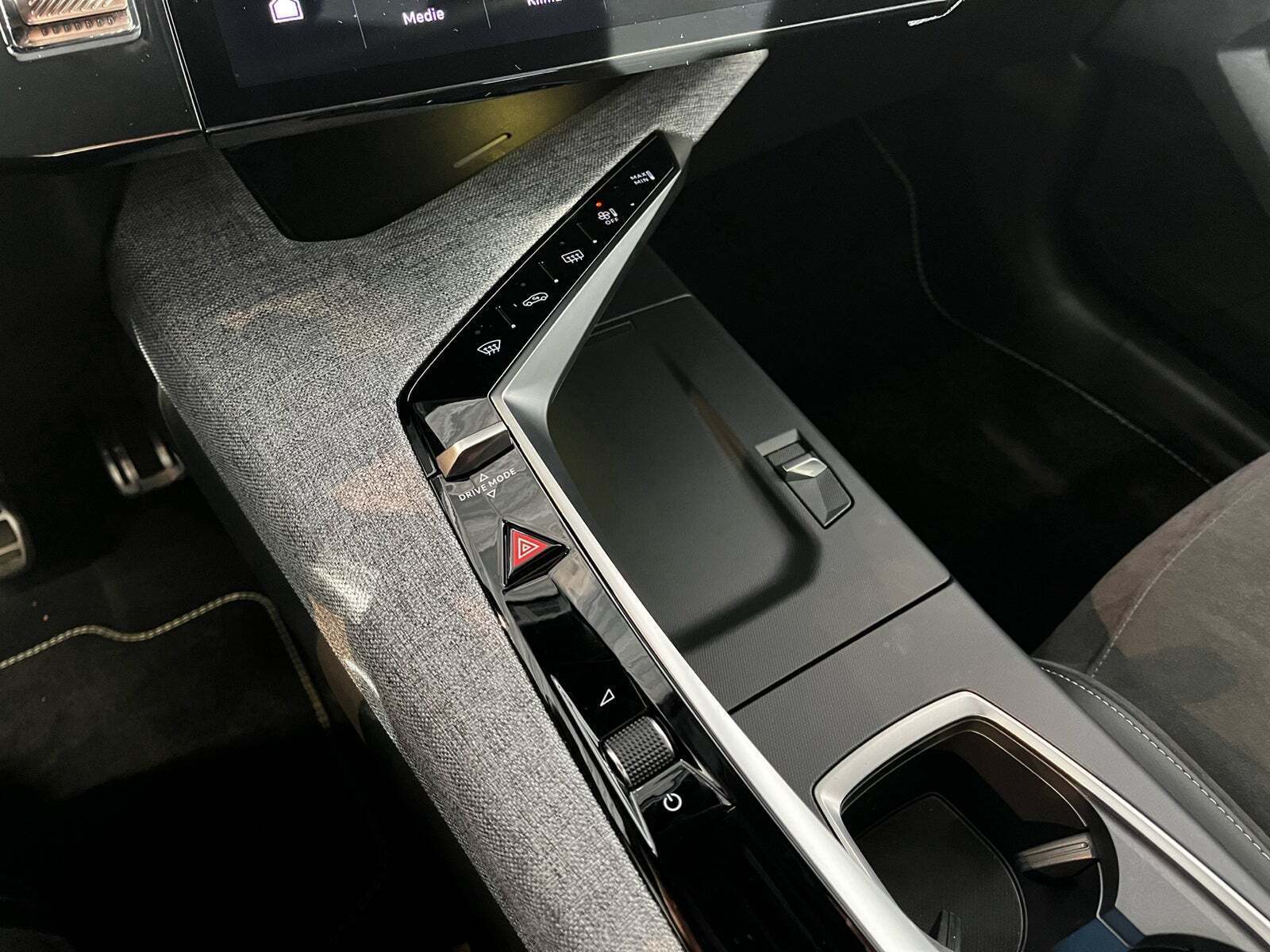 Blå Peugeot e-5008 fra 2024