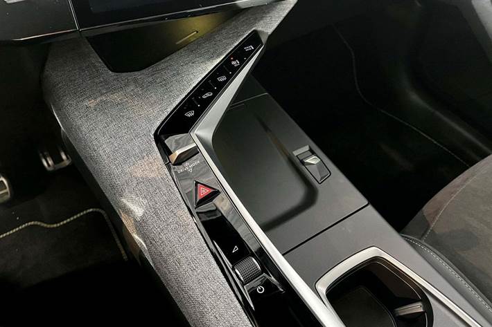 Blå Peugeot e-5008 fra 2024