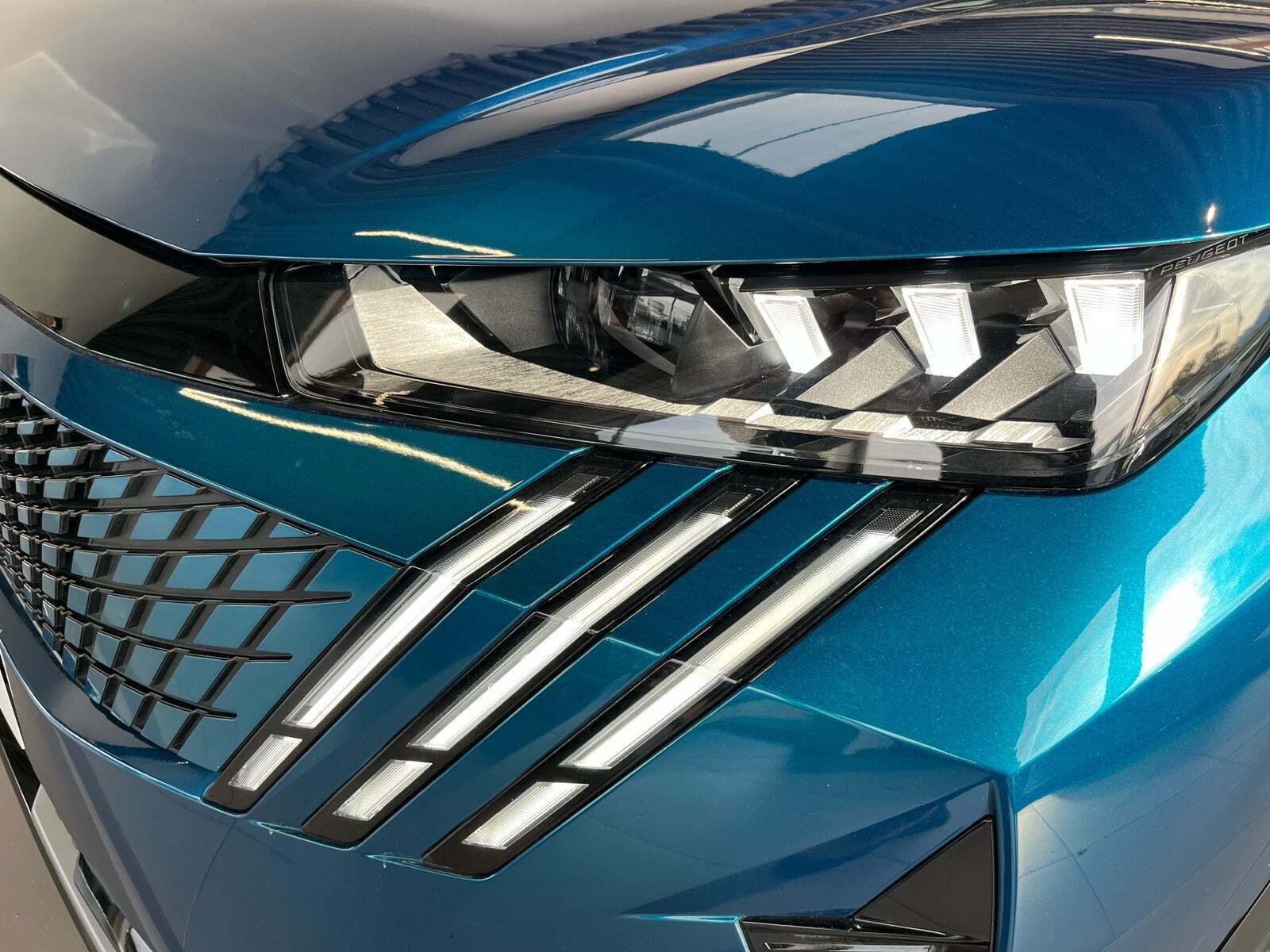 Blå Peugeot e-5008 fra 2024