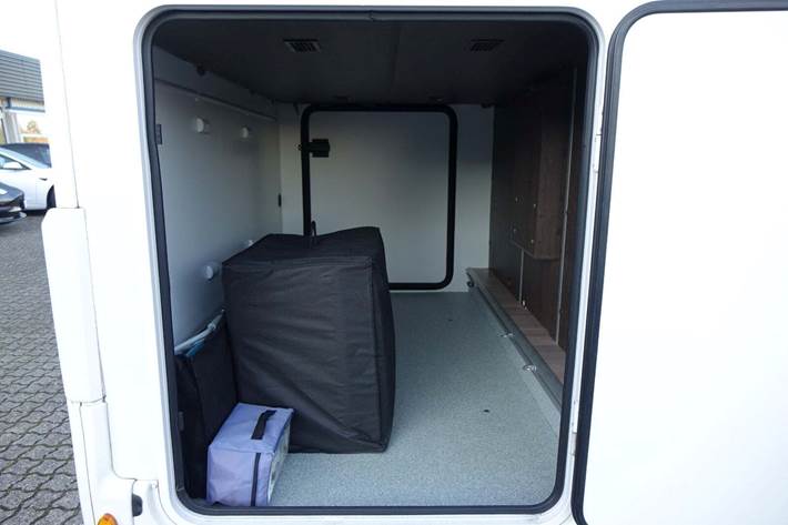 Sølv Ford Benimar fra 2021 set udefra