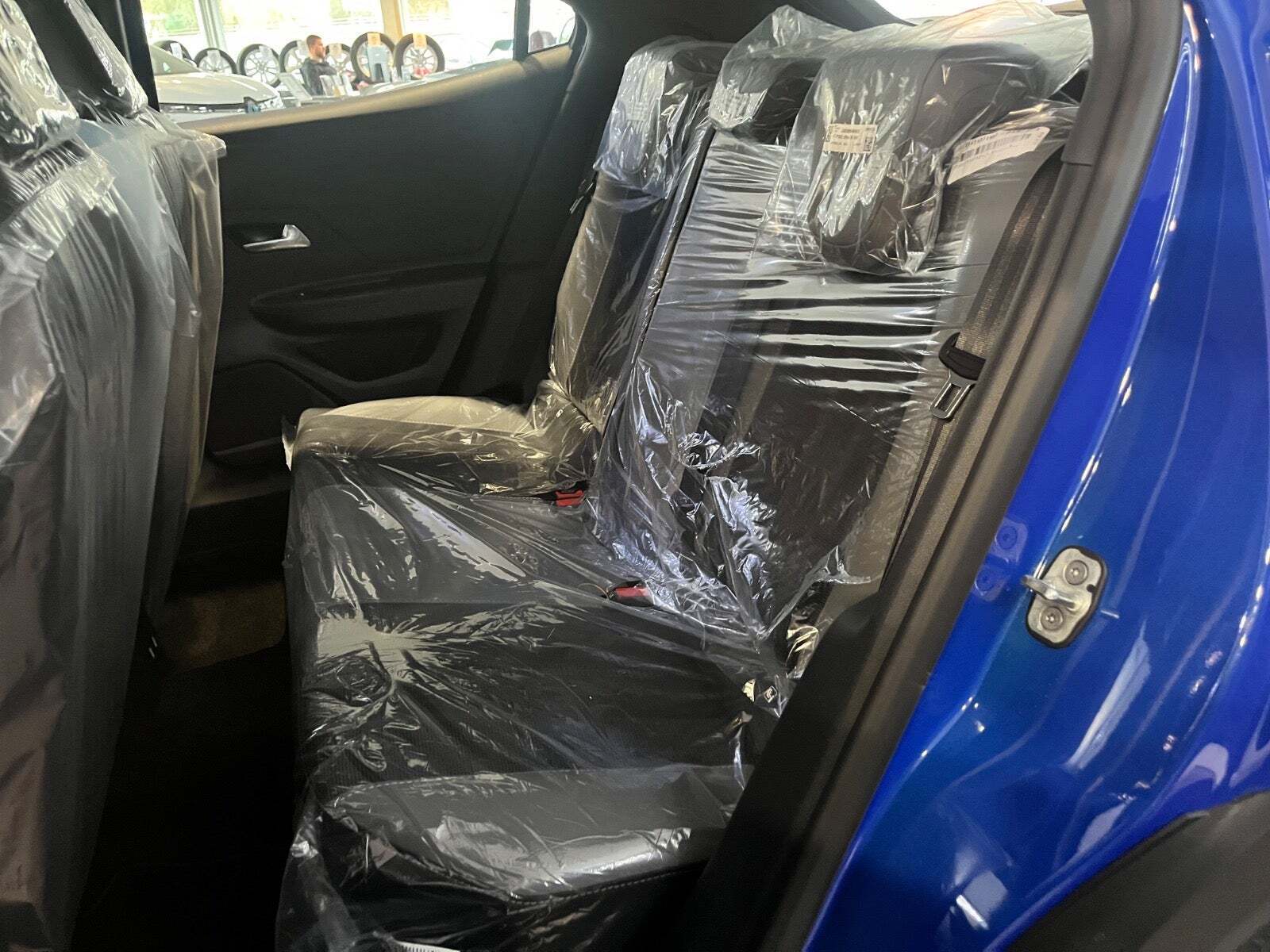 Blå Opel Mokka-e fra 2023