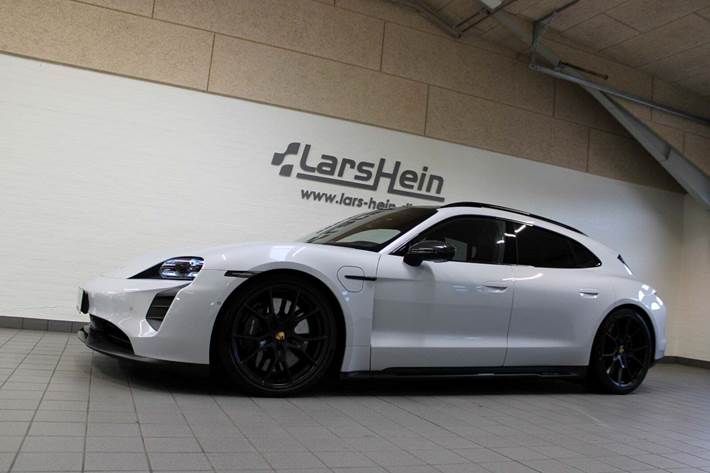 Grå Porsche Taycan GTS fra 2022