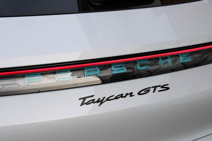 Grå Porsche Taycan GTS fra 2022