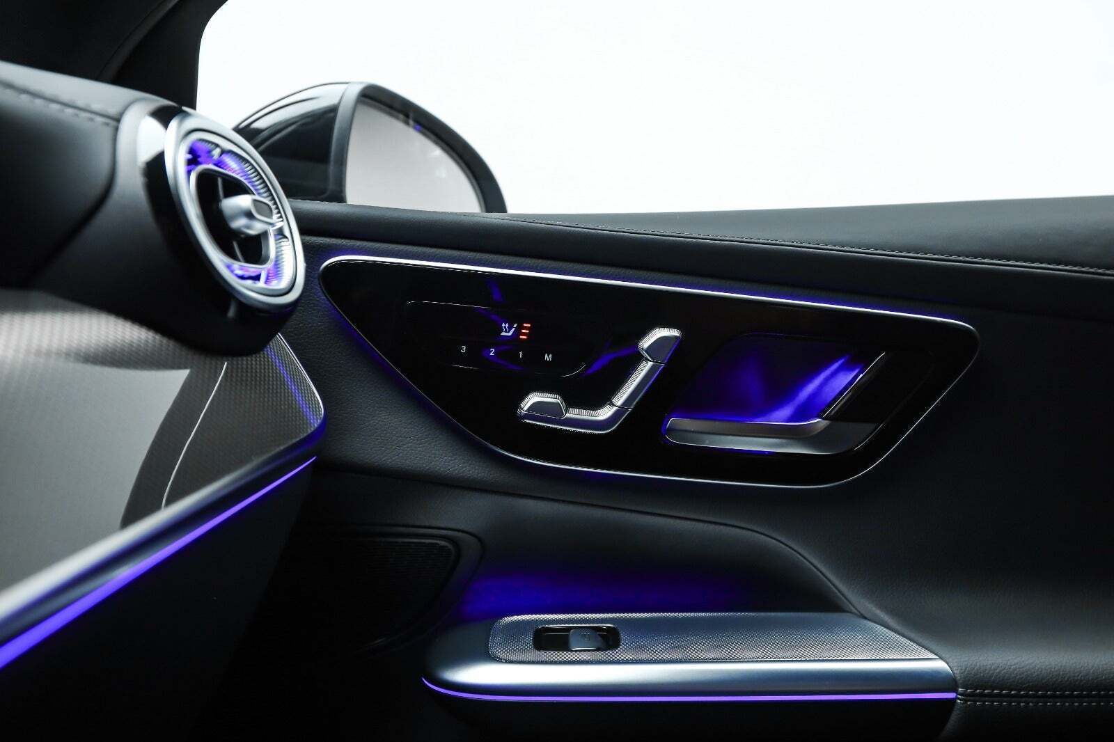 Sølv Mercedes GLC300 de fra 2023