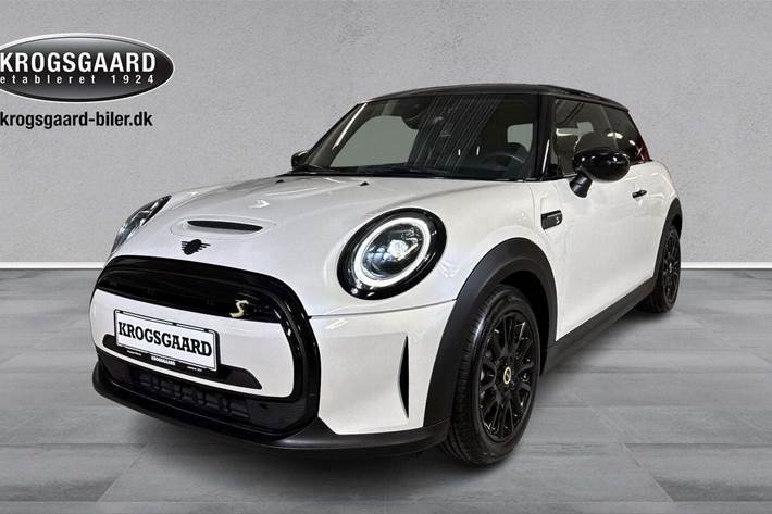 Hvid Mini Cooper SE fra 2023 set udefra