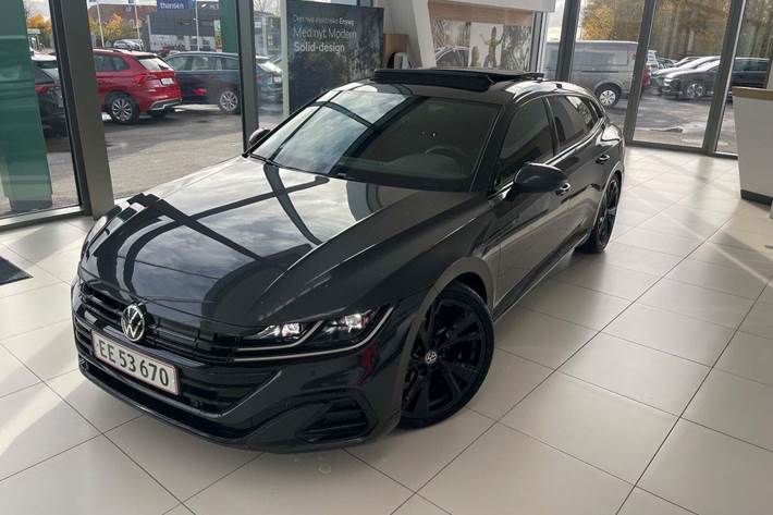 Grå VW Arteon fra 2022 set udefra