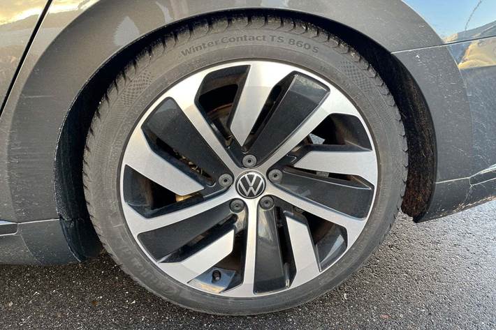 Grå VW Arteon fra 2022