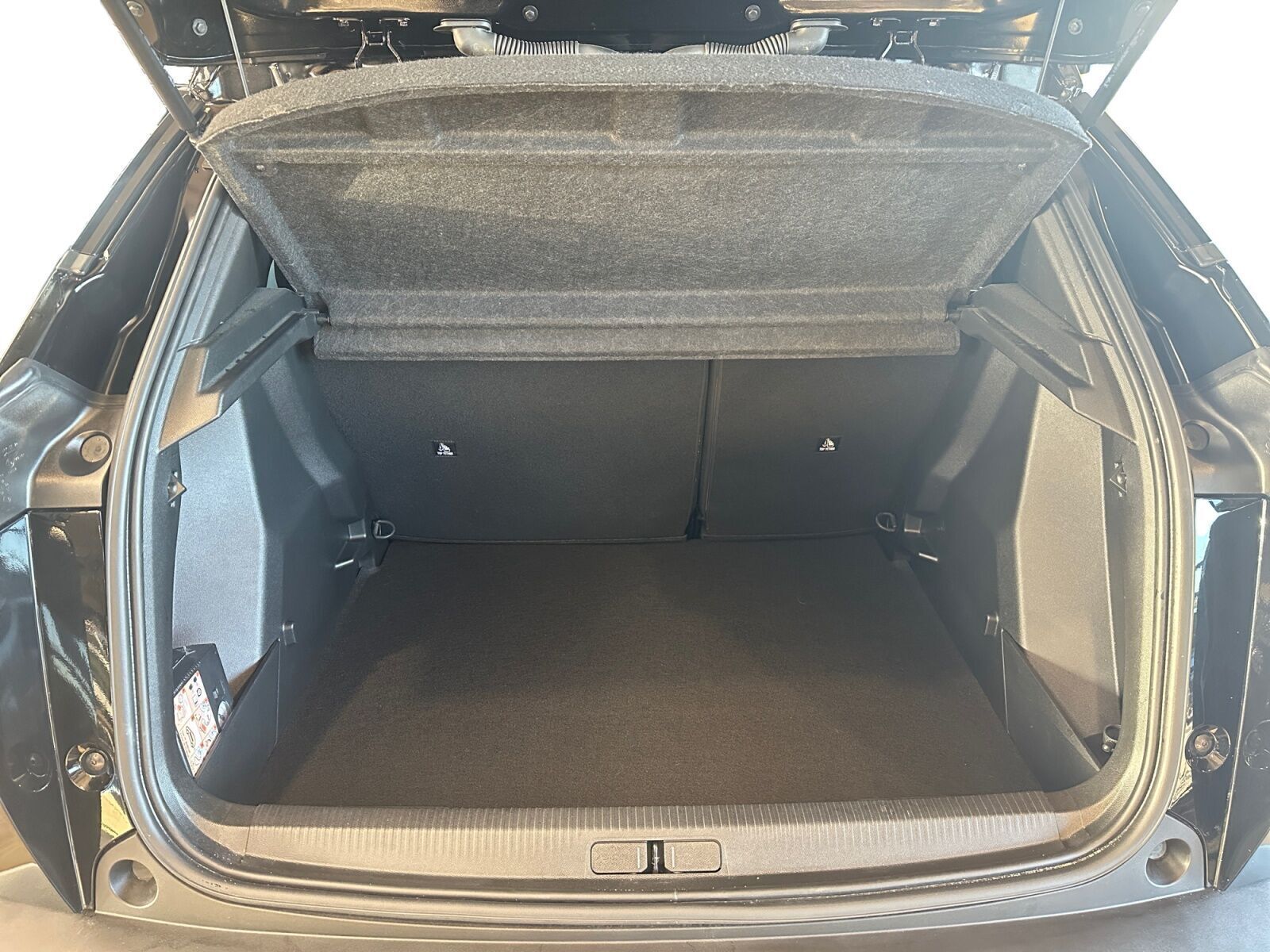 Sort Peugeot e-2008 fra 2025