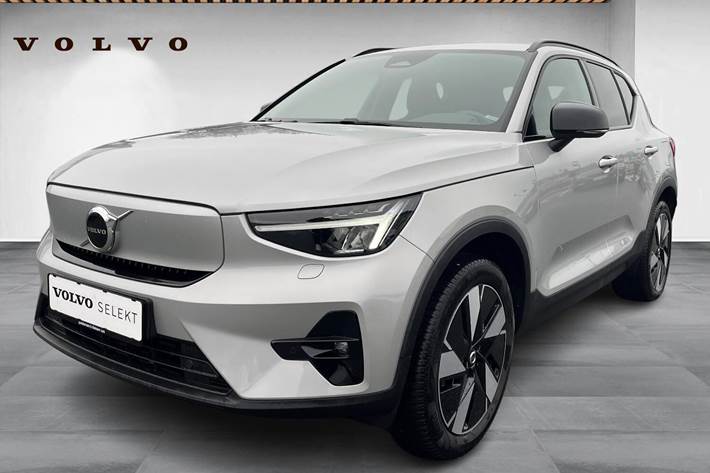 Sølv Volvo XC40 fra 2023 set udefra