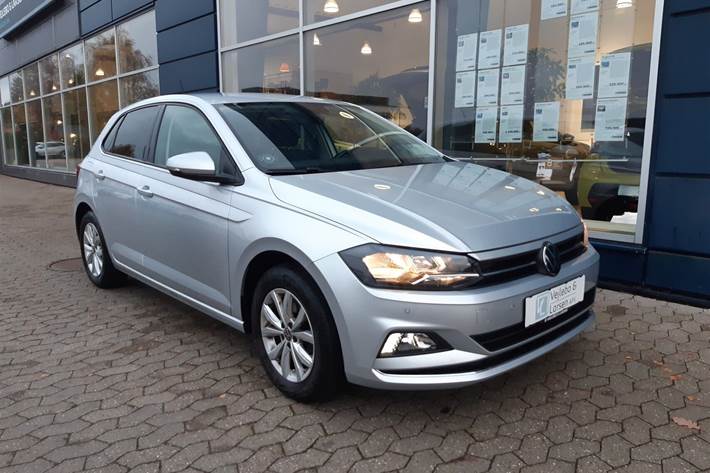 Sølv VW Polo fra 2021 set udefra