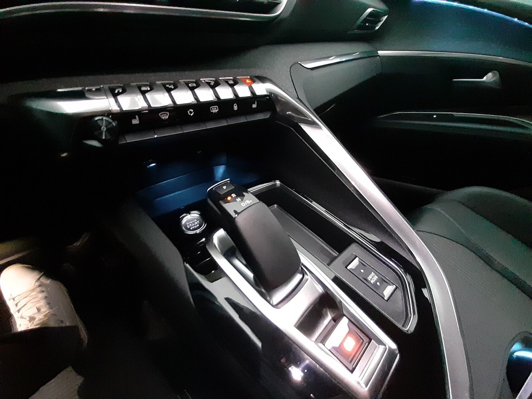 Grå Peugeot 3008 fra 2021