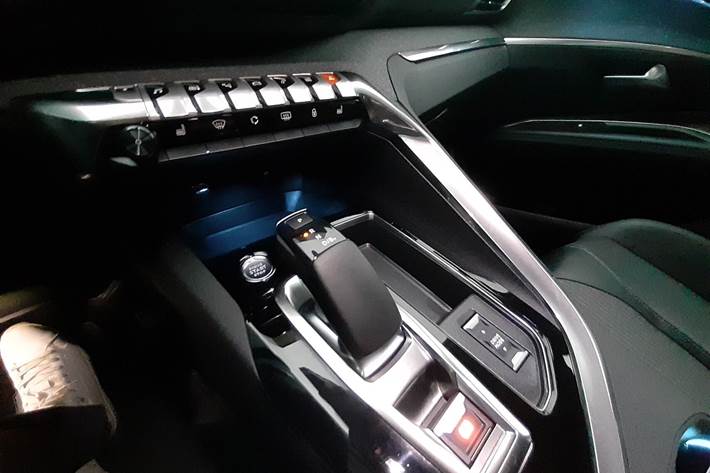 Grå Peugeot 3008 fra 2021