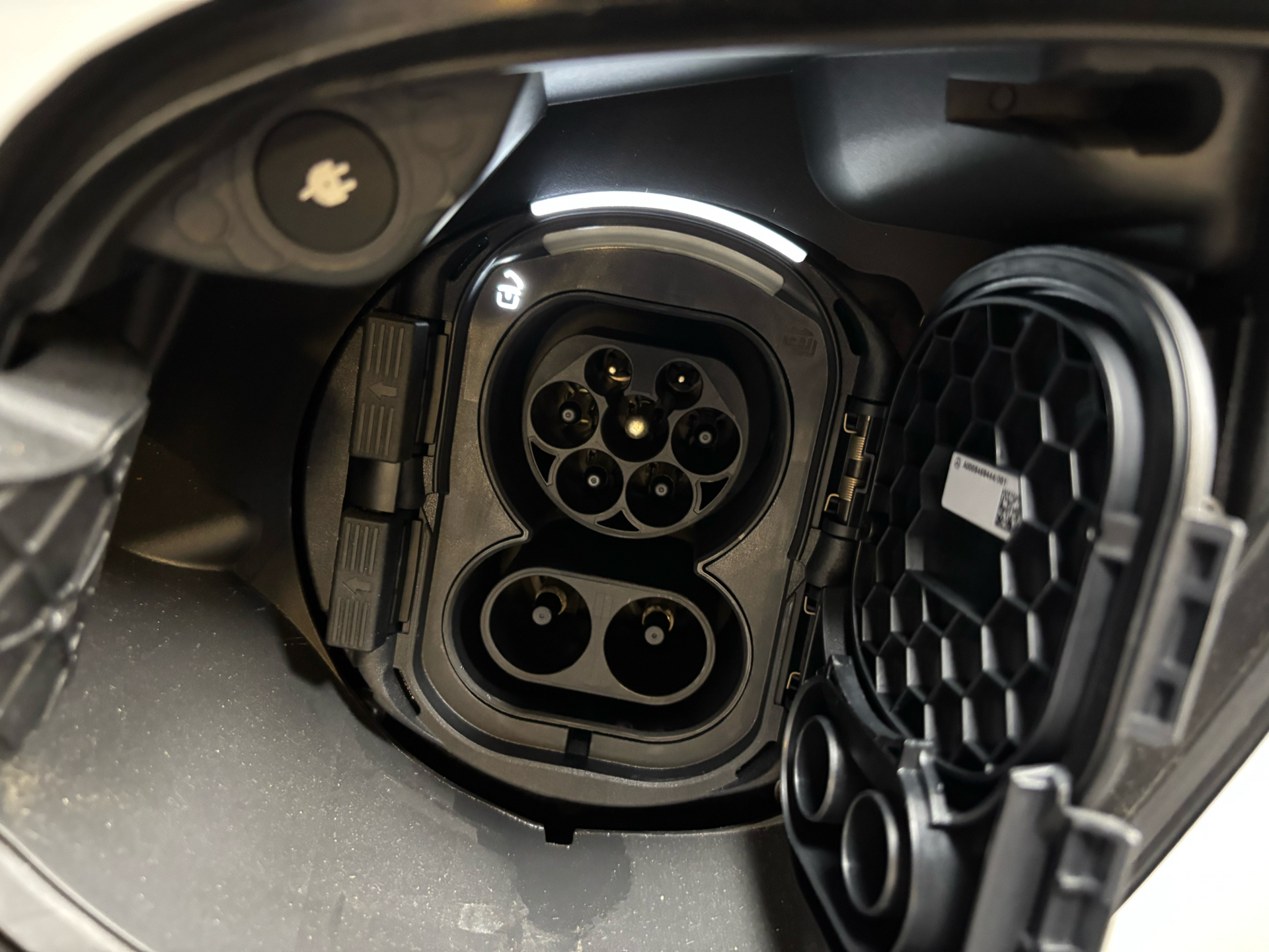 Hvid Mercedes EQV 250 fra 2024