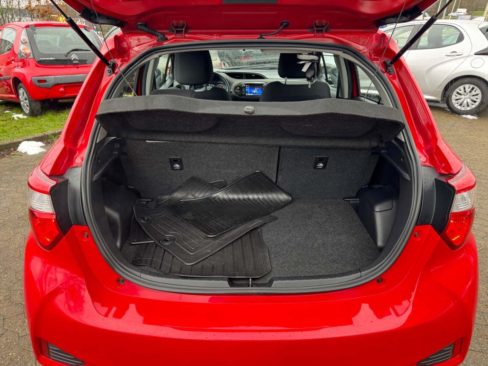 Rød Toyota Yaris fra 2020