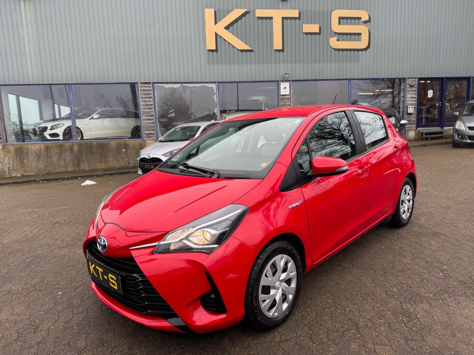 Rød Toyota Yaris fra 2020 set udefra
