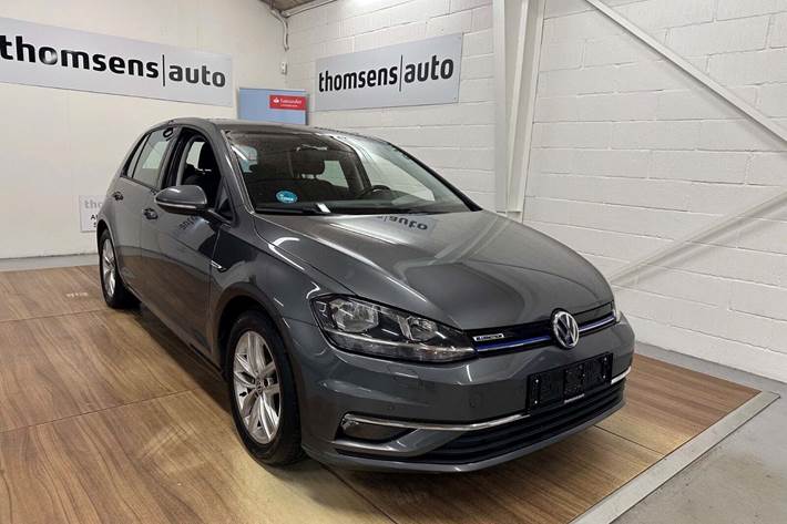 Grå VW Golf VII fra 2018 set udefra