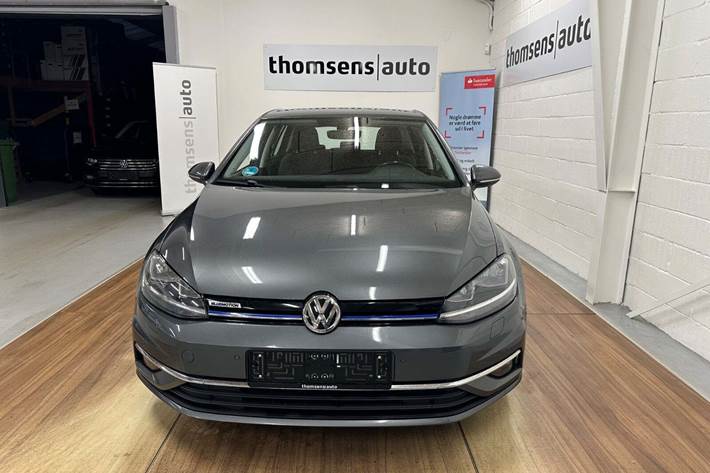 Grå VW Golf VII fra 2018