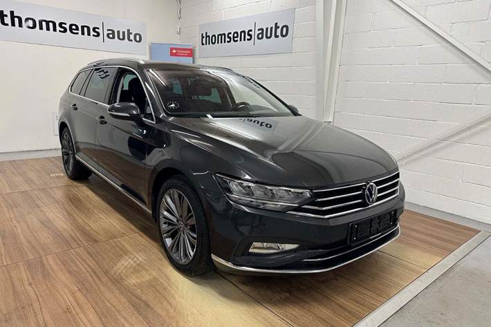 Grå VW Passat fra 2022 set udefra