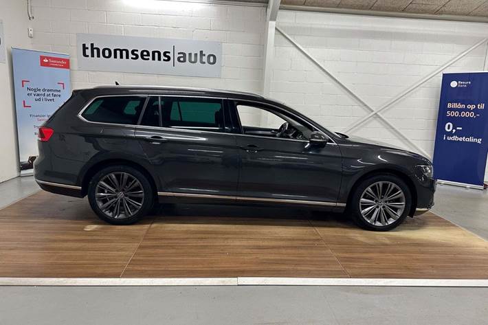 Grå VW Passat fra 2022