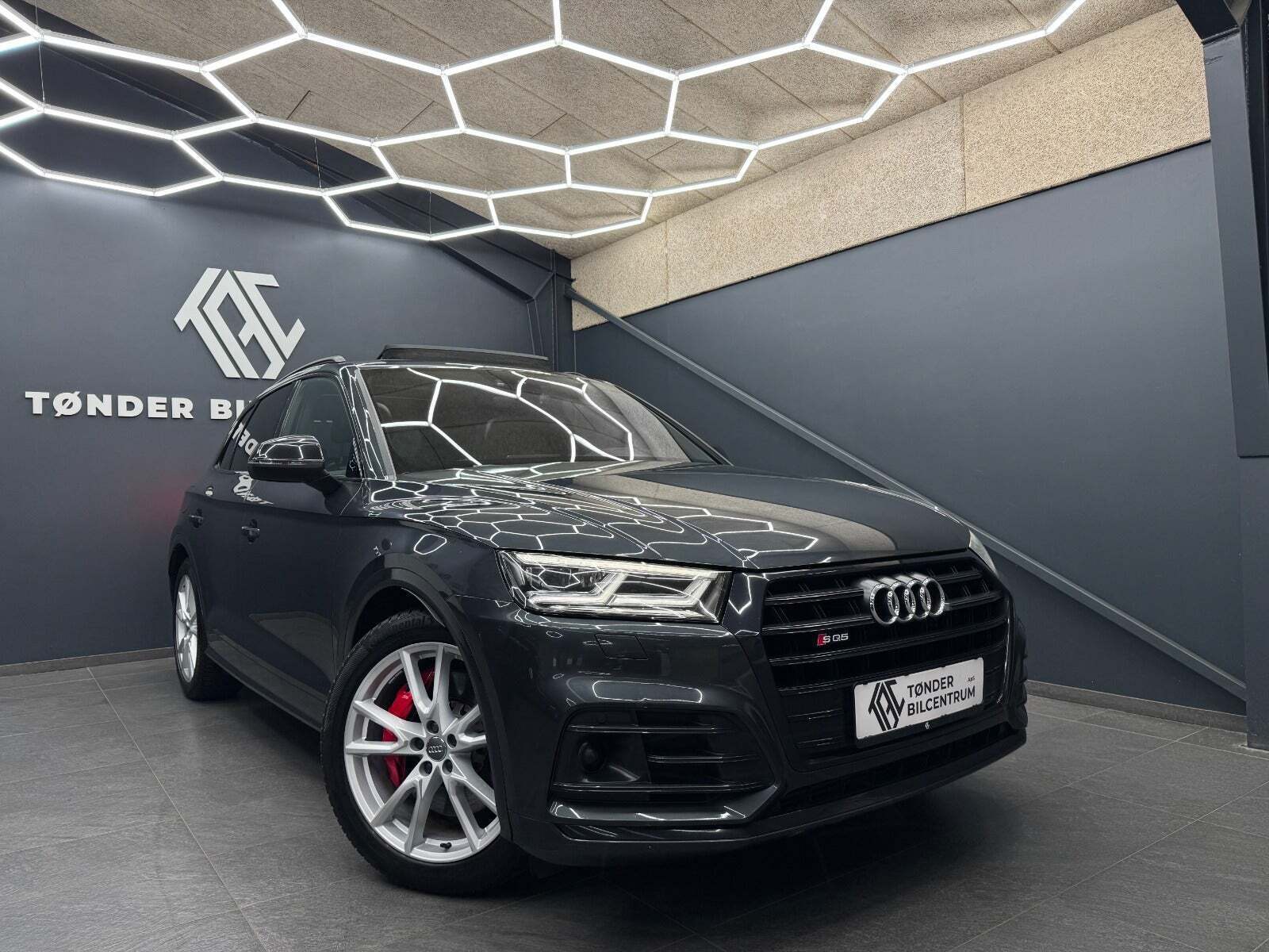 Grå Audi SQ5 fra 2019 set udefra