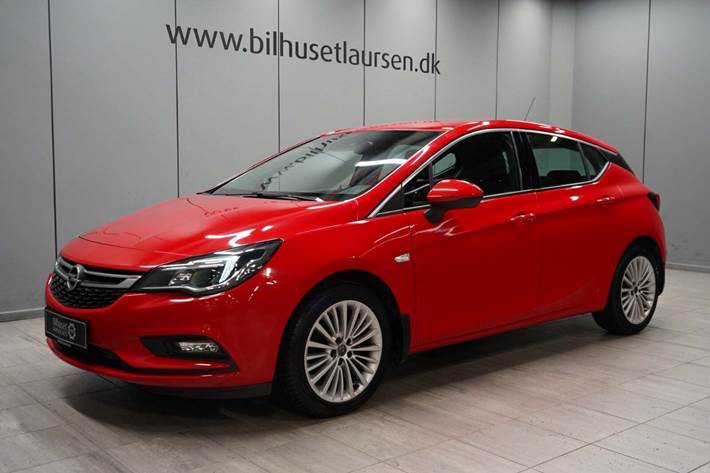 Rød Opel Astra fra 2016 set udefra