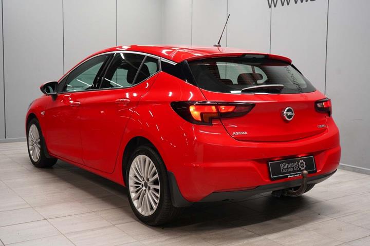 Rød Opel Astra fra 2016