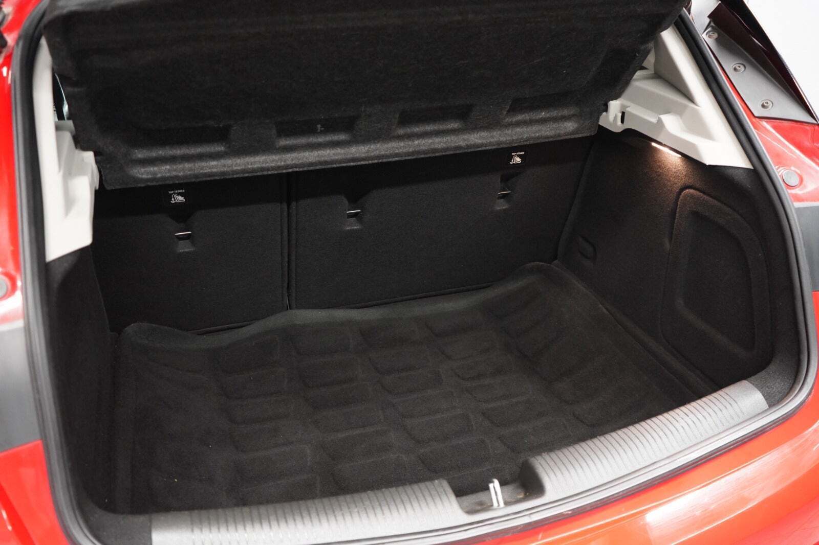 Rød Opel Astra fra 2016