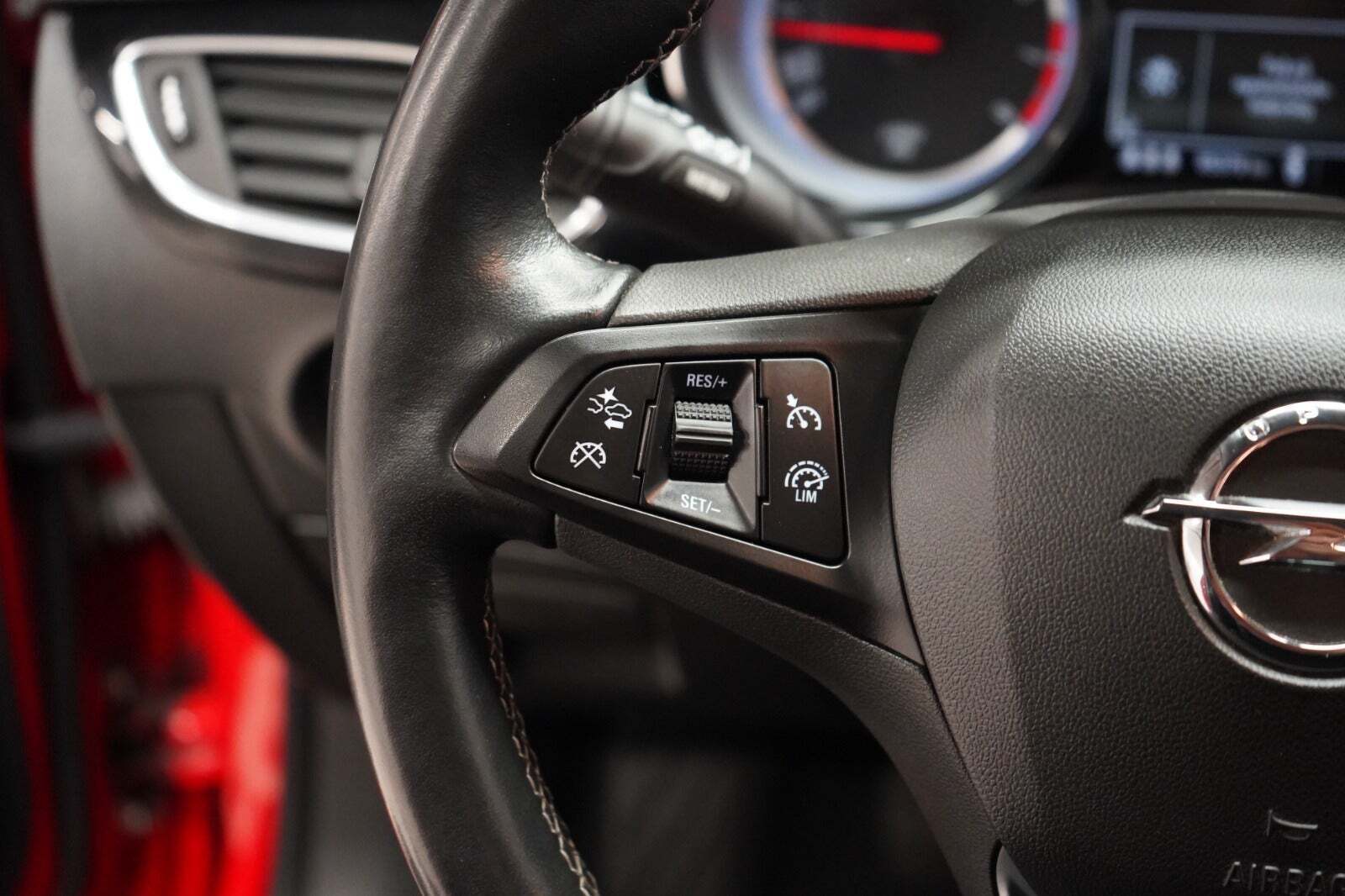 Rød Opel Astra fra 2016