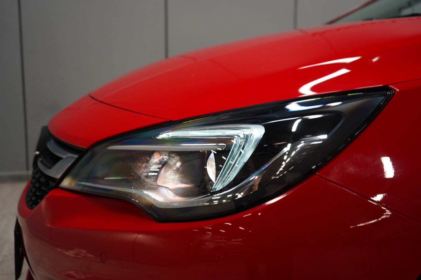 Rød Opel Astra fra 2016