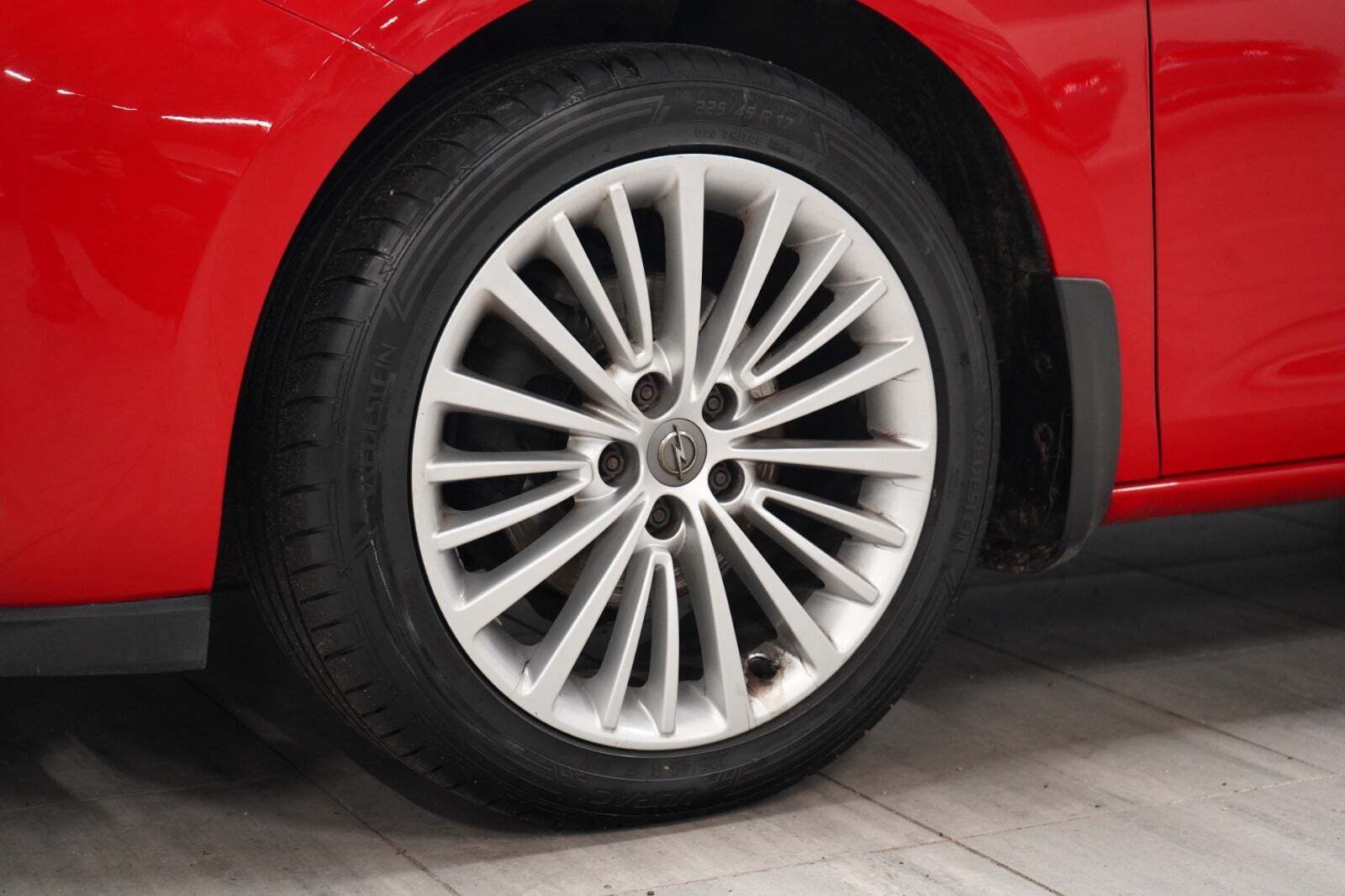 Rød Opel Astra fra 2016