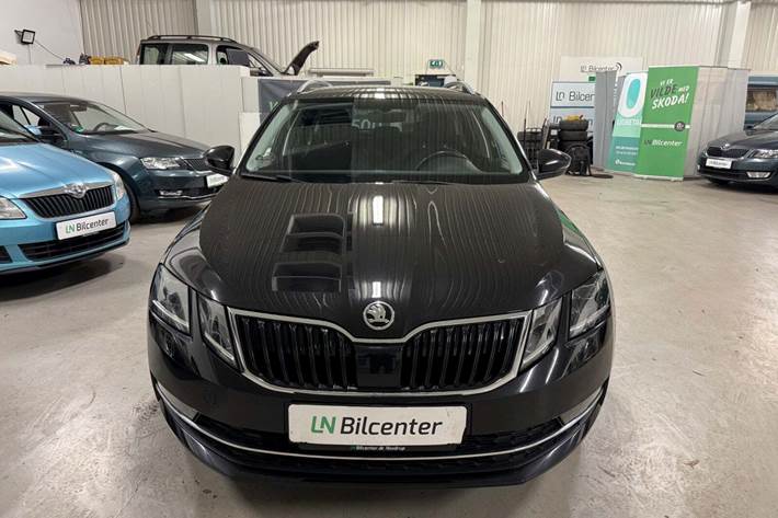 Sort Skoda Octavia fra 2019