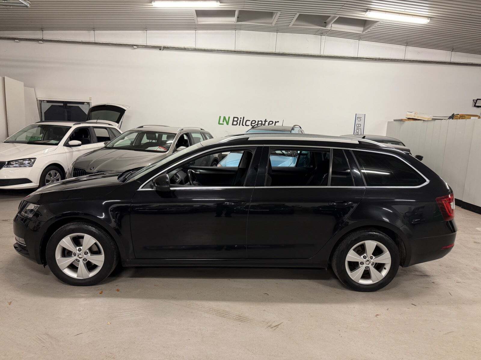Sort Skoda Octavia fra 2019