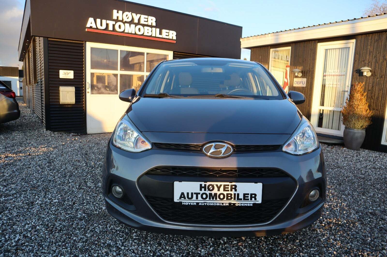 Grå Hyundai i10 fra 2016