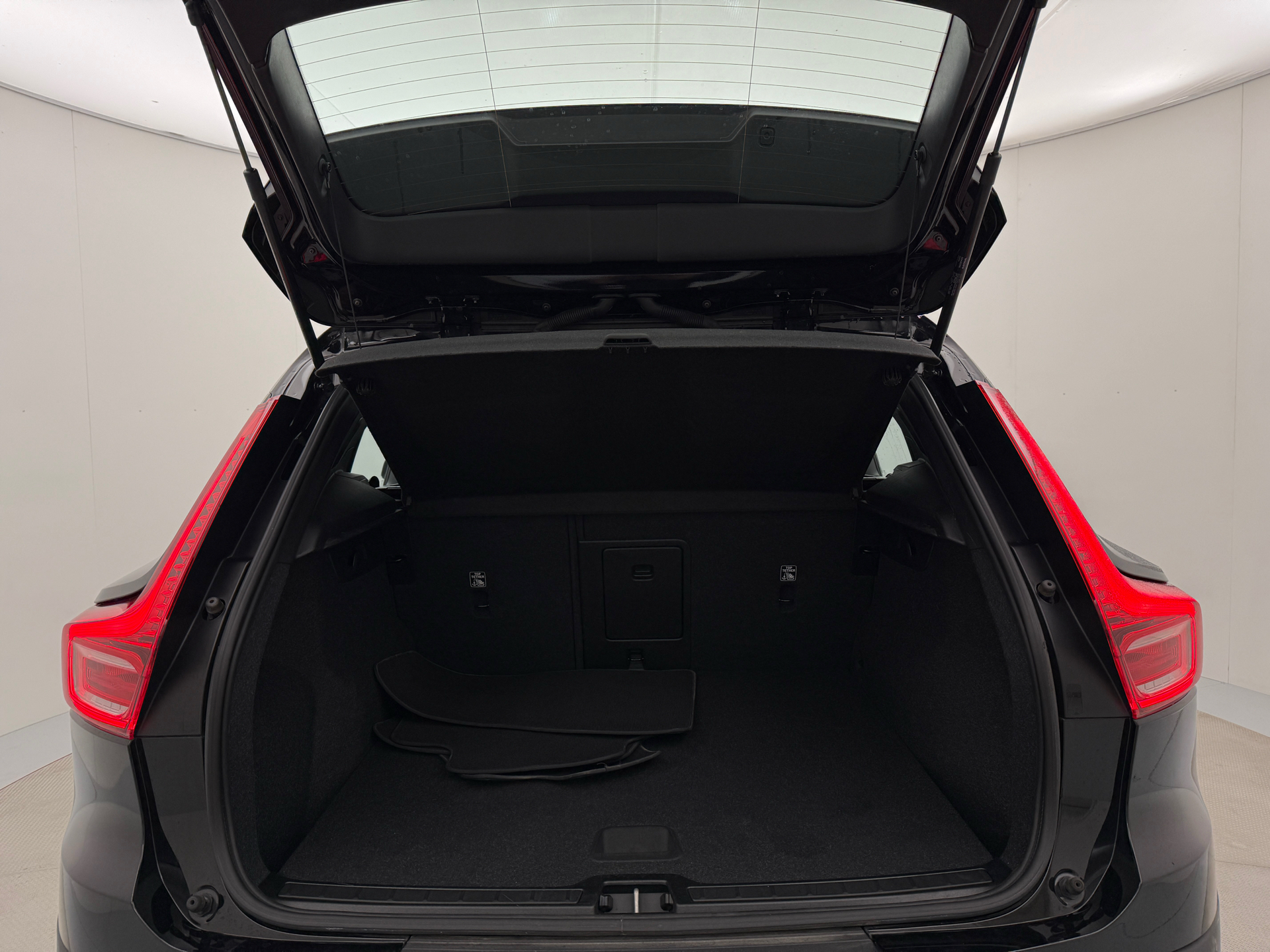 Sort Volvo XC40 fra 2022