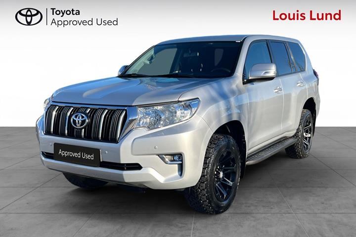 Sølv Toyota Land Cruiser fra 2019 set udefra