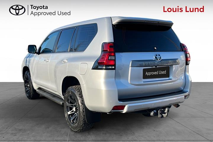Sølv Toyota Land Cruiser fra 2019 set udefra