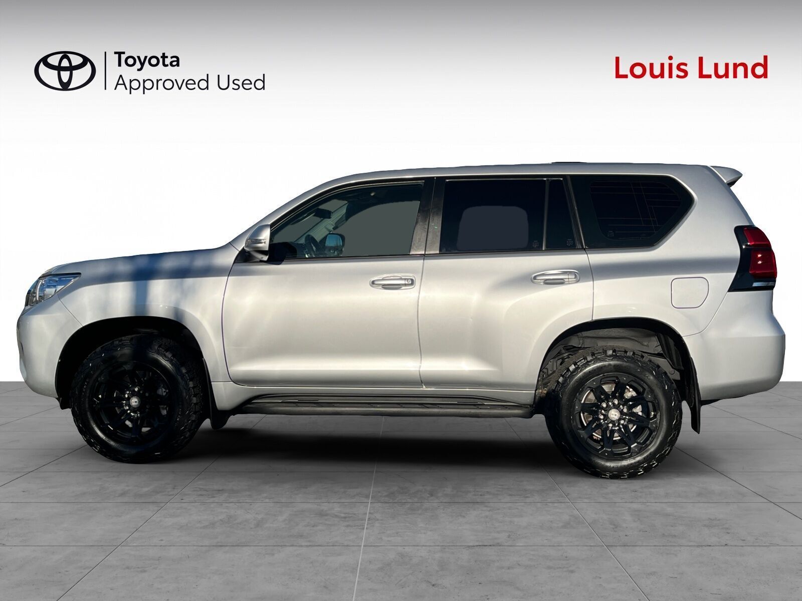 Sølv Toyota Land Cruiser fra 2019 set udefra