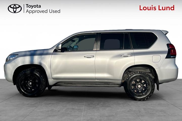 Sølv Toyota Land Cruiser fra 2019 set udefra